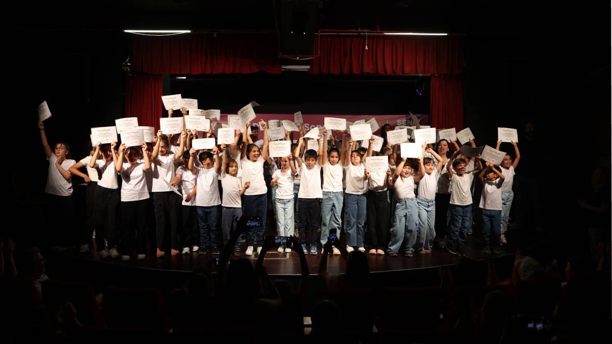 Merkezefendi Kent Tiyatrosu'nda yılsonu gösterisi ve sertifika töreni gerçekleşti