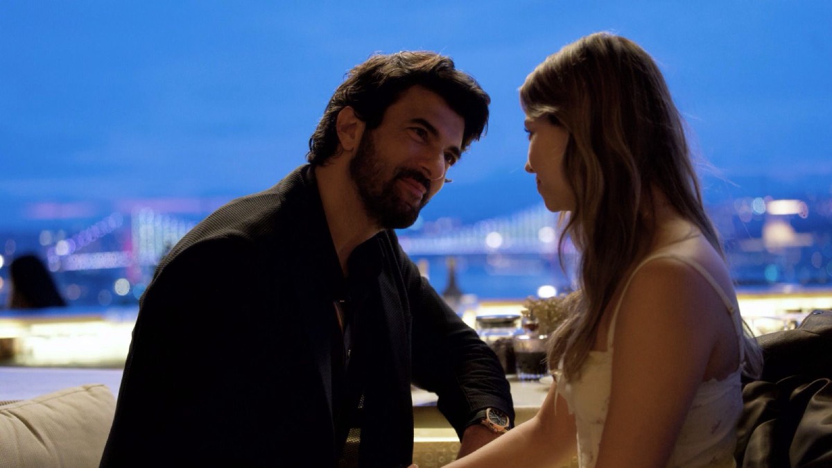 Engin Akyürek ve Afra Saraçoğlu'ndan sürpriz proje! İki süper yıldız YouTube'ta yayınlanacak dizi için kamera karşısında