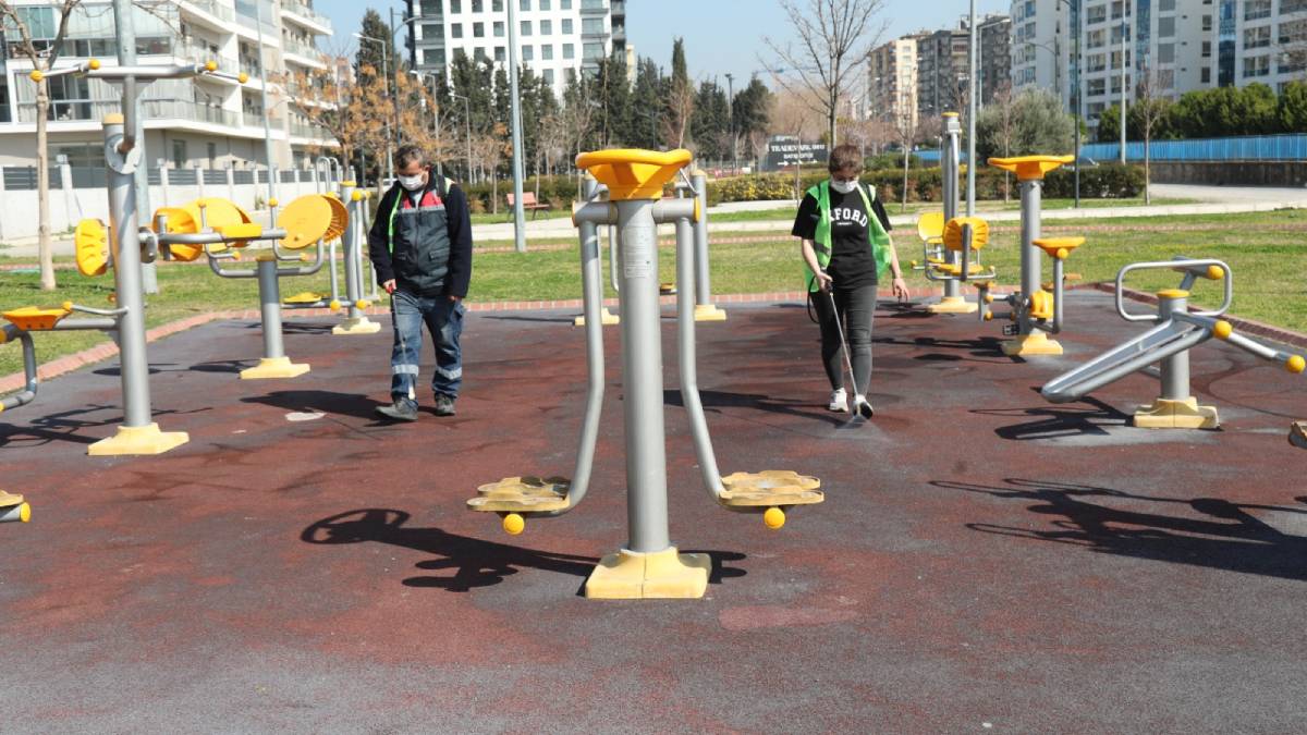 Bayraklı'da haşereyle mücadele sürüyor