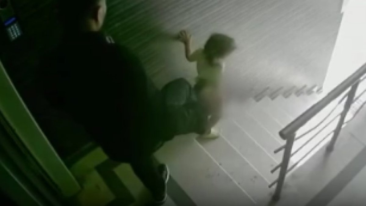 Eyüpsultan’da kan donduran anlar: Baba, kızına tekme atıp merdivenlerden yuvarladı