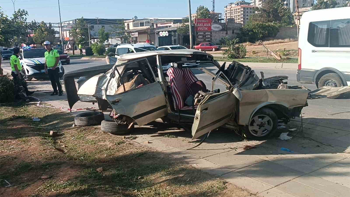 Gaziantep'te feci kaza! Karşı şeride geçen otomobil 2 servise çarptı