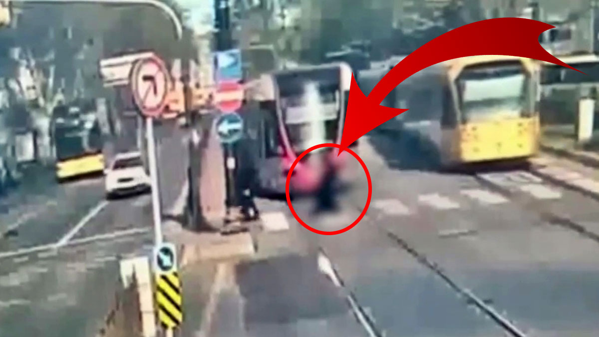 Kırmızı ışıkta karşıya geçerken tramvayın altında kaldı! Feci ölüm kamerada