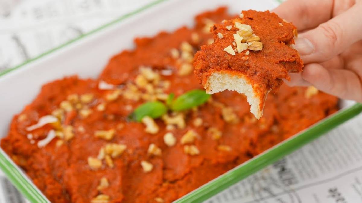 Haydi mutfağa! Köz kokusu iştah açacak, lezzeti bayıltacak: İşte sofraların misafiri cevizli peynirli biber ezme tarifi