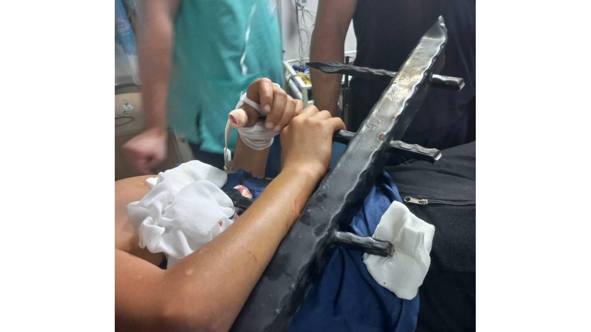 Ağaçtan demir çitinin üzerine düştü! 12 yaşındaki çocuğa İzmir İtfaiyesi’nden hayat kurtaran operasyon