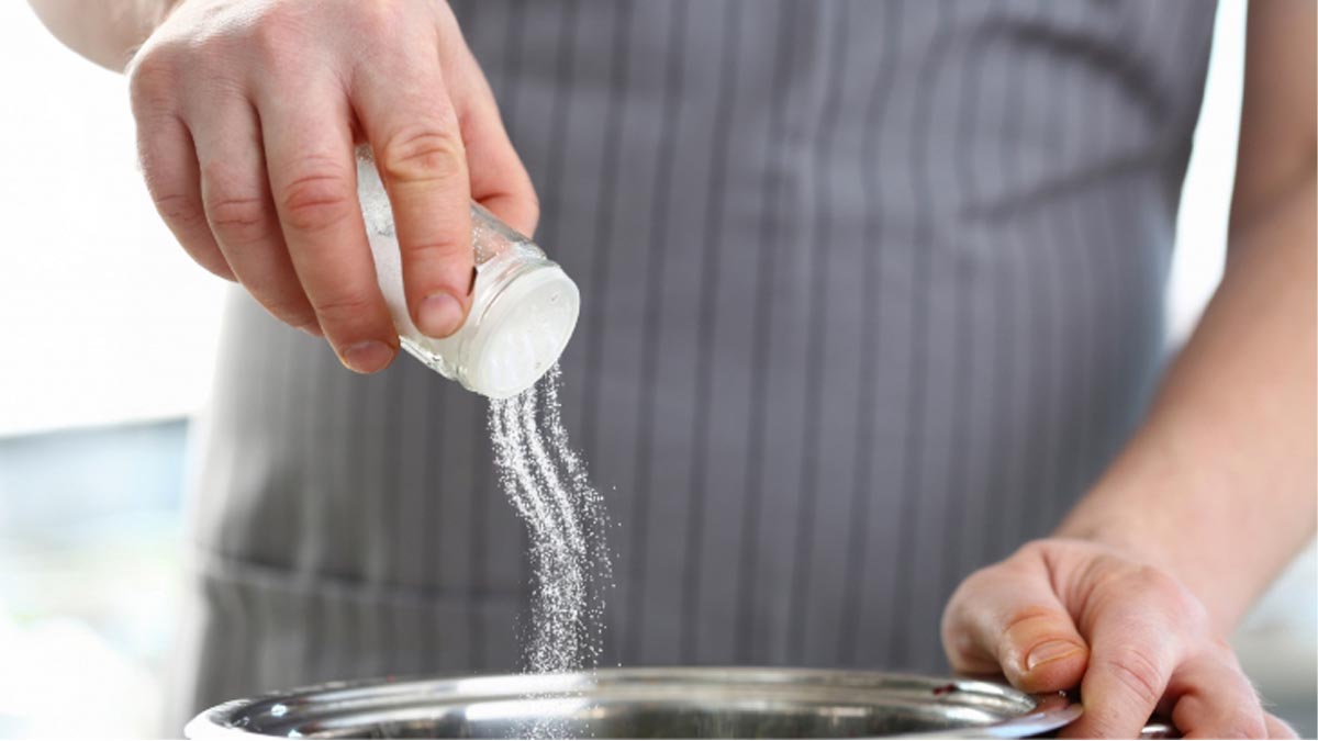 Tuzsuz olmaz demeyin! Fazla tüketilen tuzun vücuda verdiği zararları öğrenince tabağınıza bir daha bakacaksınız