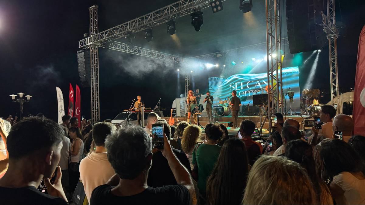 Vatandaşlar, Kuşadası’nın eşsiz mavisinin eşliğinde sanatın ritmiyle buluştu