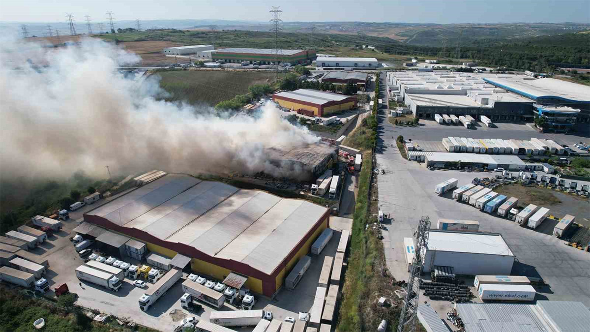 Arnavutköy'de lojistik deposunda yangın! 5 bin metrekarelik alan yandı