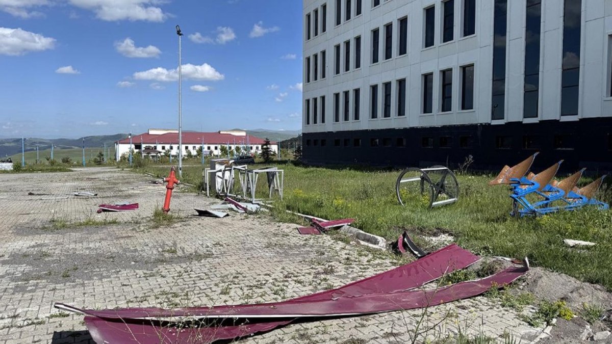 Ardahan’da kuvvetli rüzgar çatıları uçurdu: Üniversite binasında hasar oluştu