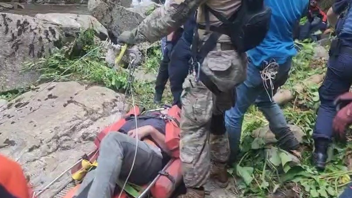 Uludağ eteklerinde mahsur kaldı: Protez ayağı çıktı, helikopterle kurtarıldı