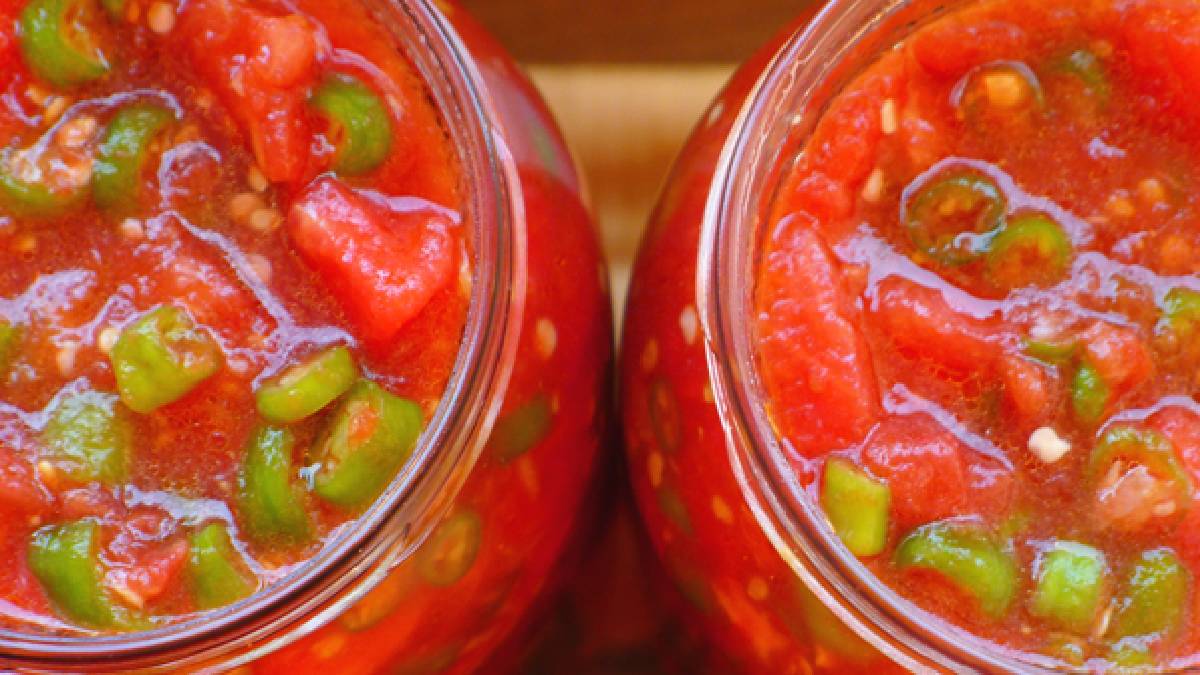 Sofraları şenlendiren fermente lezzet! İster etin ister balığın yanına… İşte domates soslu biber turşusu tarifi…