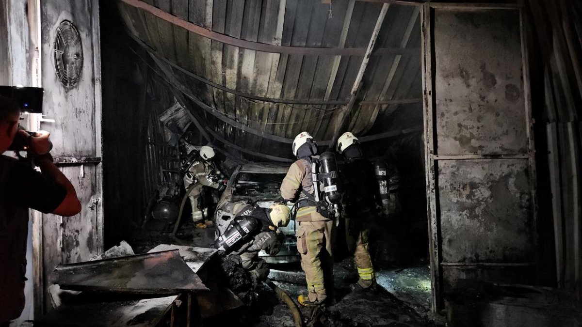 Bahçelievler’de sanayi sitesinde yangın: 10 araç yandı, işyerleri hasar gördü