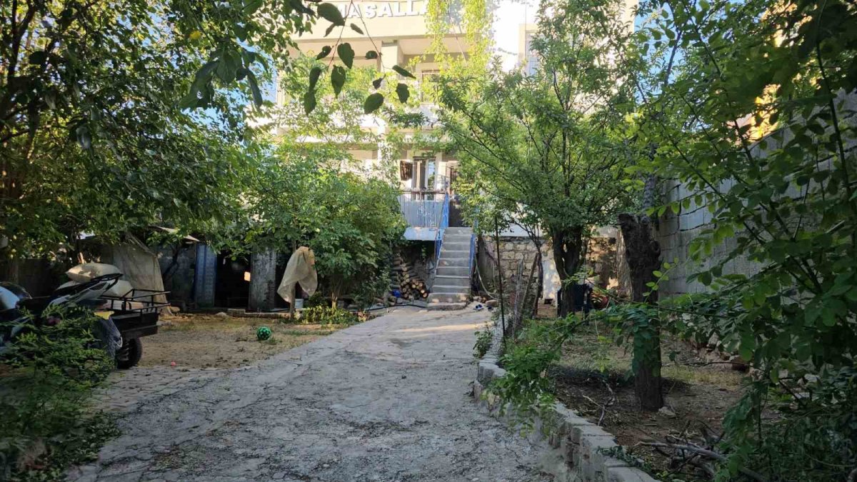 Diyarbakır'da baba dehşeti: Kızlarını uykuda bıçakladı