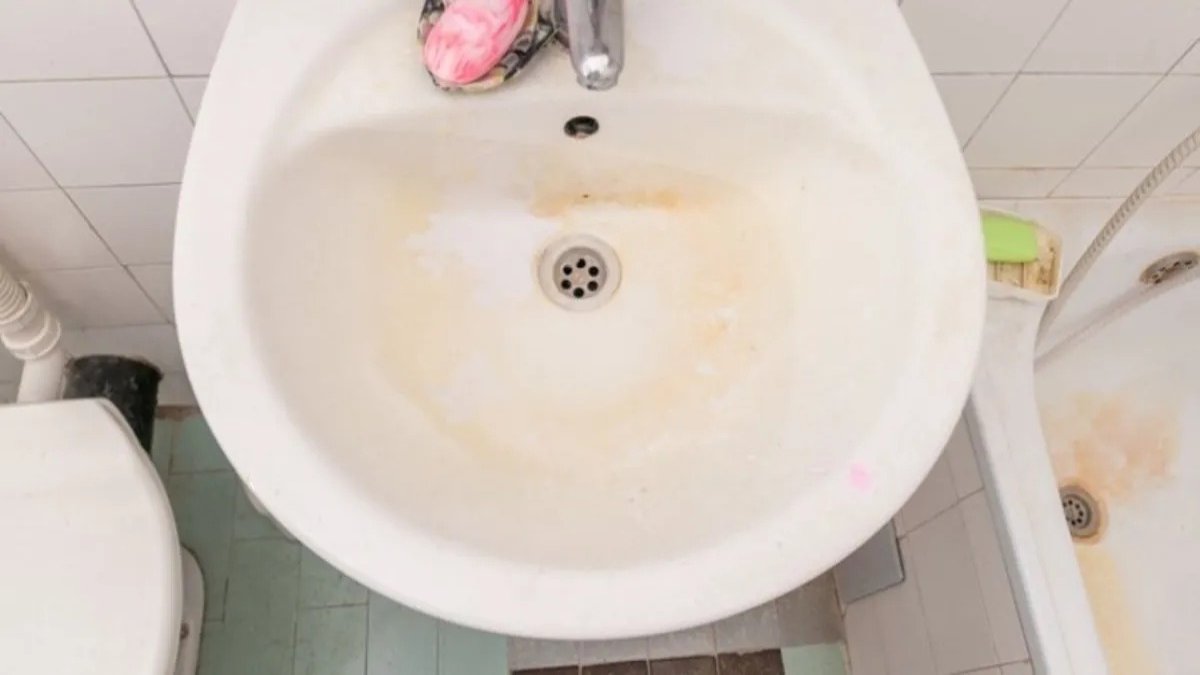 Banyo lavabonuz sararıyorsa dert etmeyin! Bir kaç damlası kar beyaz yapıyor: Sadece 15 dakikada...