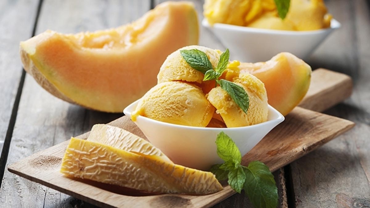 Çocuklar bayılacak, büyükler bağımlısı olacak! Evde hazırlanan bu kavunlu dondurma sosyal medyada olay oldu!