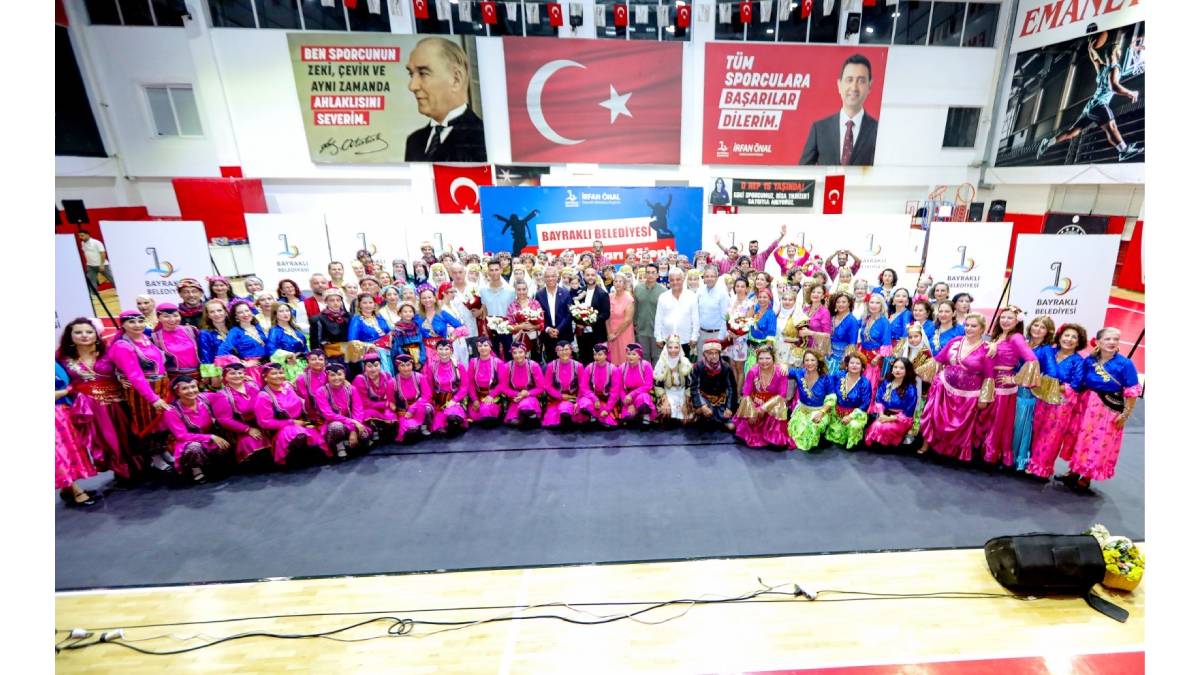 Bayraklı'da halk dansları gösterisi nefes kesti