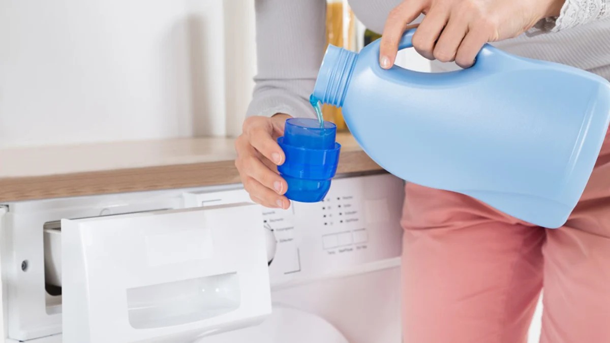 Çamaşır deterjanına alternatif! Hem ucuz hem etkili: Sadece 1 kaşık yumuşatıcı yerine ekleyin