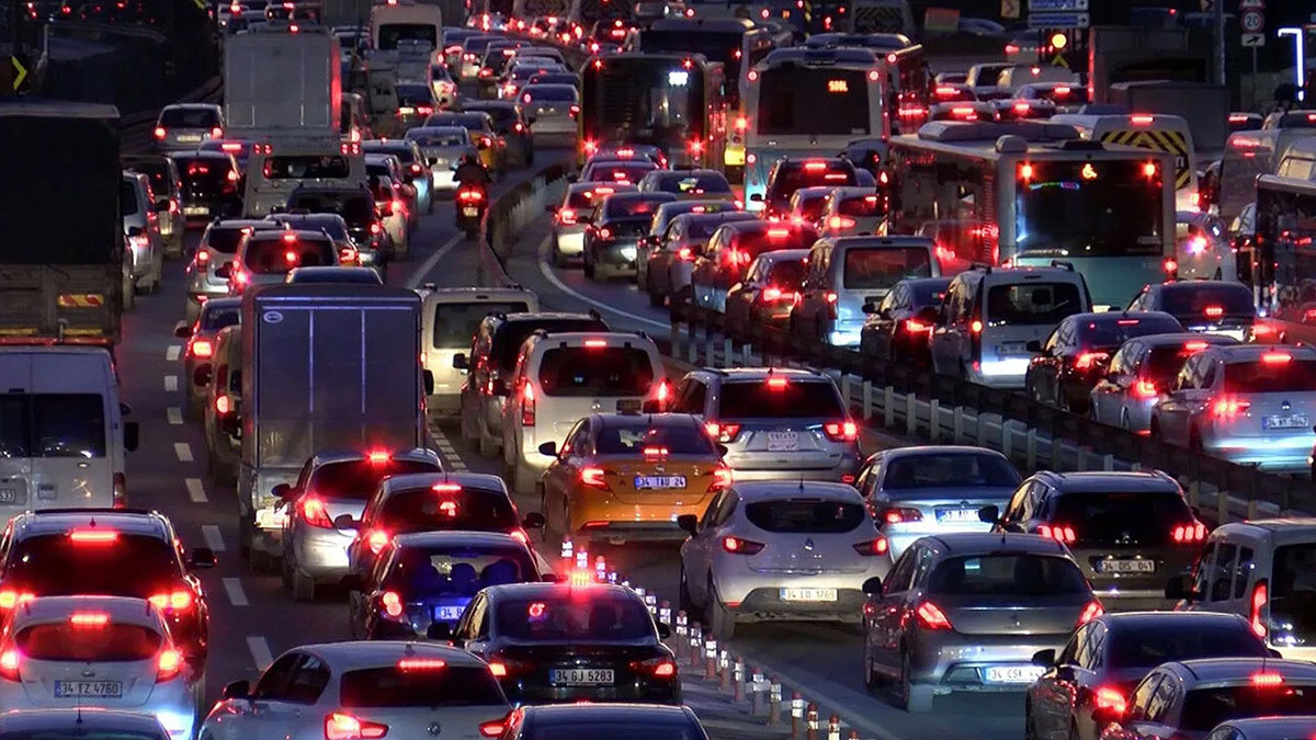 Fren lambaları öne taşınıyor: Kavşak kazalarına yeşil çözüm! Otomotiv sektöründe çığır açabilir