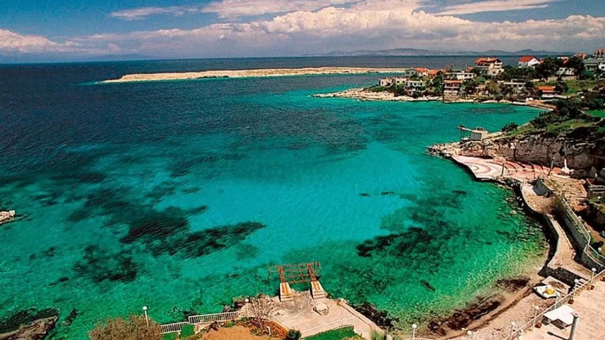 İzmir'in saklanmış cenneti! Çeşme ve Alaçatı'yı solladı: Canlı denizi ile tatilcilerin yeni gözde noktası