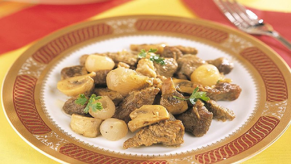 İsmini duyan geri duruyor, ama tadına bakan vazgeçemiyor! İşte papaz yahnisi tarifi