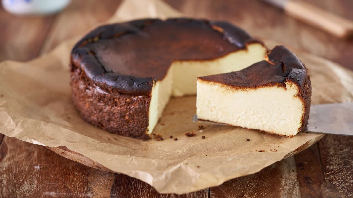 Pastanelere taş çıkartır! Dışarıda para dökmenize gerek yok: İşte orijinal San Sebastian Cheesecake tarifi...