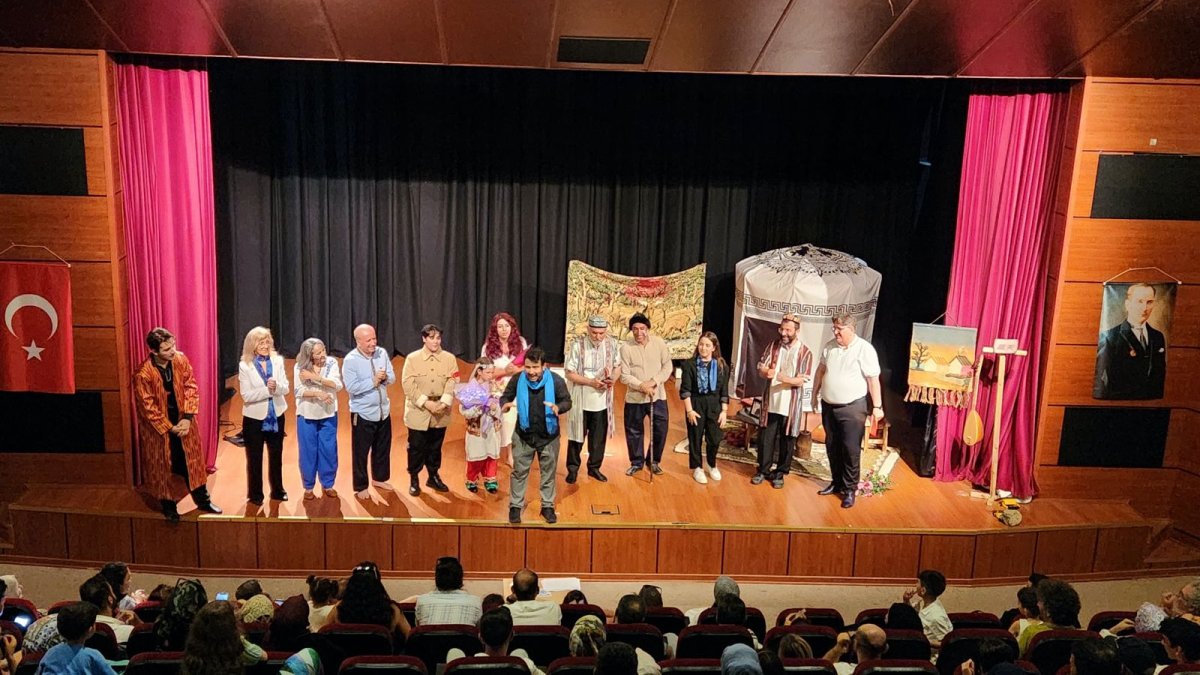 Doğu Türkistan’ın çığlığı sahneye taşındı: “Mavi gök nerede” Tuzla’da seyirciyle buluştu