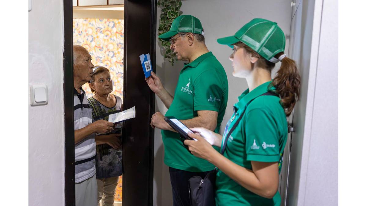 Başkan Tugay, “Dönüşüme Evde Başla” projesi için QR kodlu poşet dağıttı