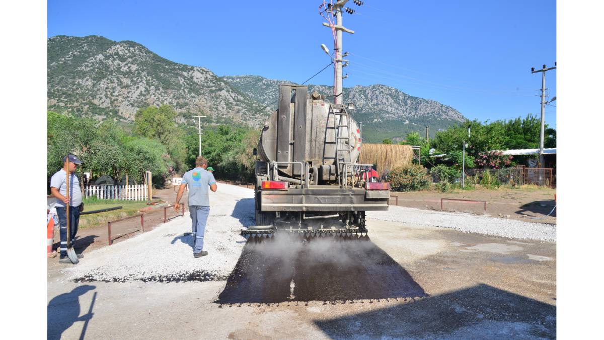 Kumluca Belediyesi  asfaltlama çalışmalarına devam ediyor