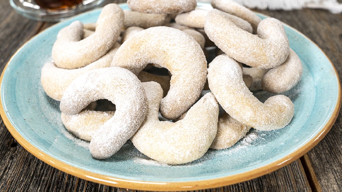 Çayın yanına çok yakışıyor! İster şimdi ye ister dolaba kaldır! İşte ay kurabiyesi tarifi…