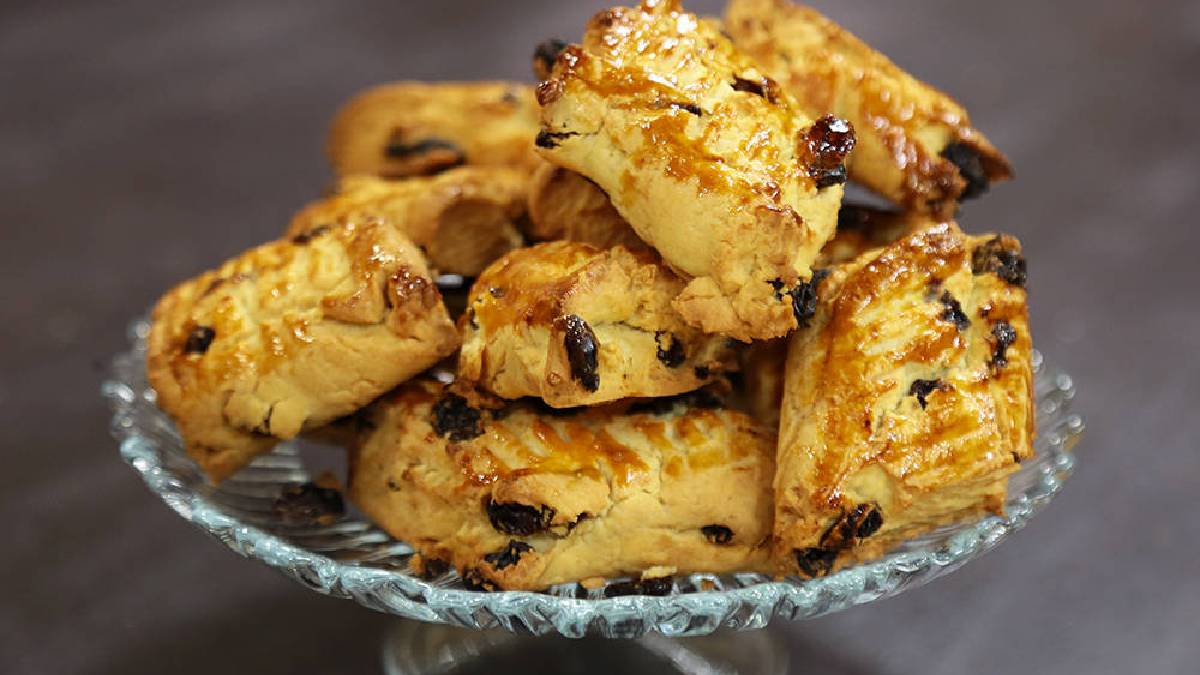 Kokusu tüm evi sarıyor! Anne elinden en güzel lezzet: İşte üzümlü anne kurabiyesi tarifi
