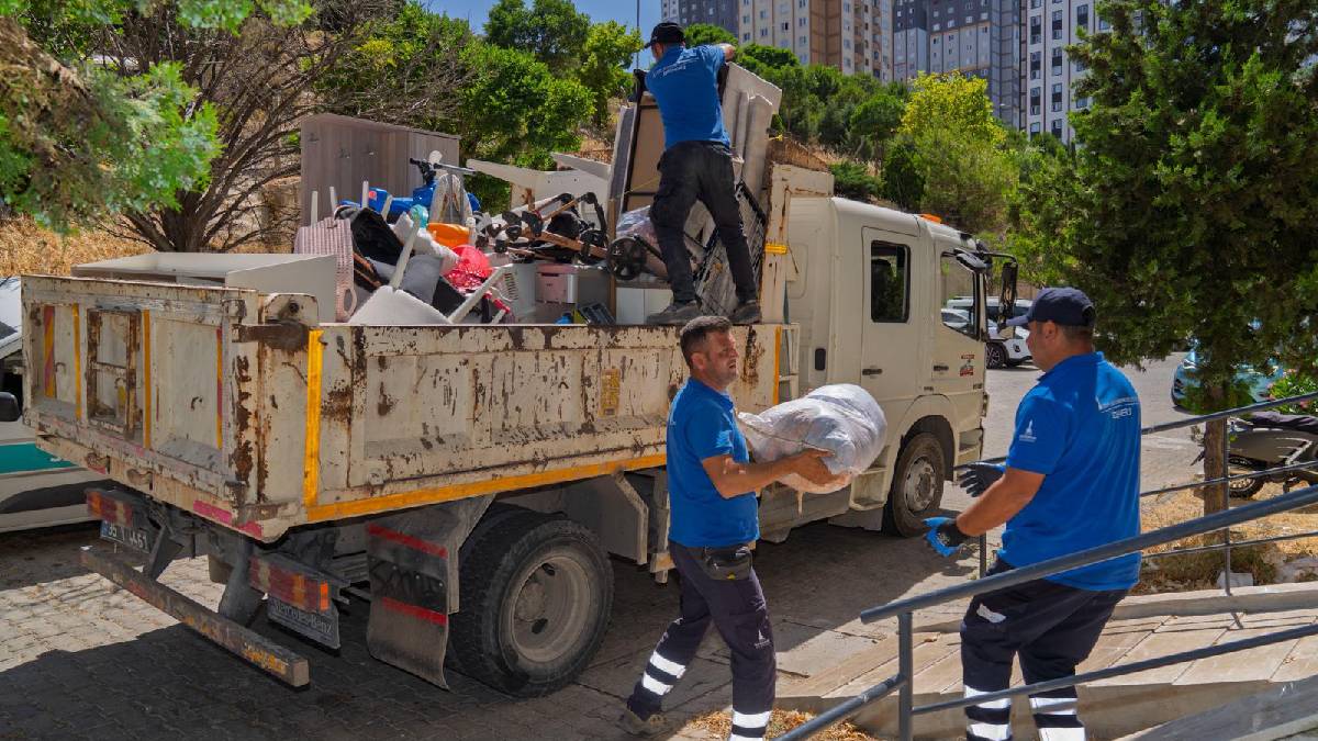 Büyükşehir, evi zarar gören aileyi Uzundere konutlarına taşıdı