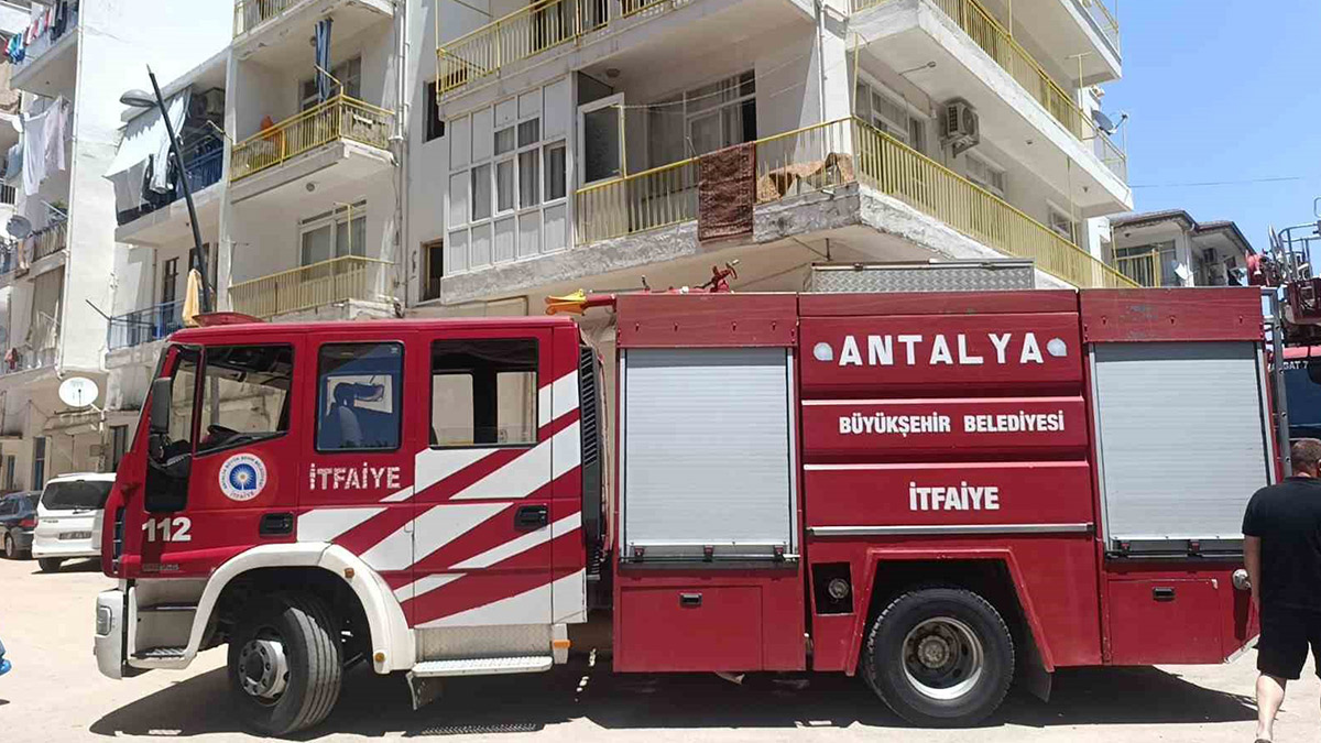 Manavgat'ta bir genç kız ailesiyle birlikte yaşadığı evi yakmaya çalıştı