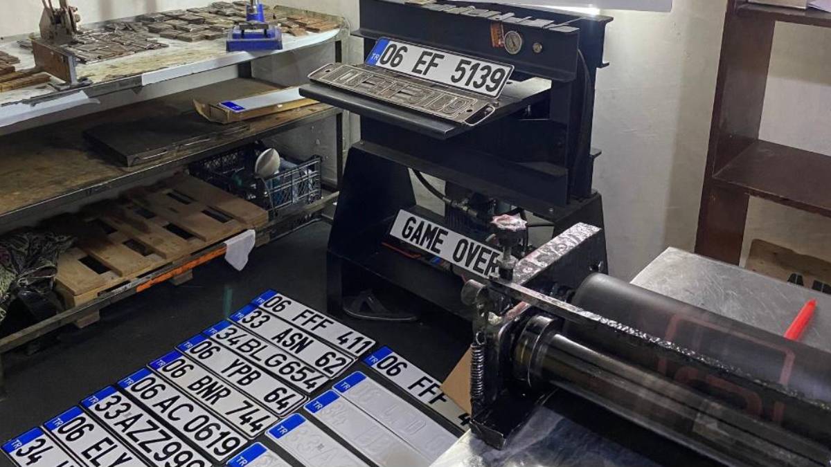 Yenimahalle’de sahte plaka baskını