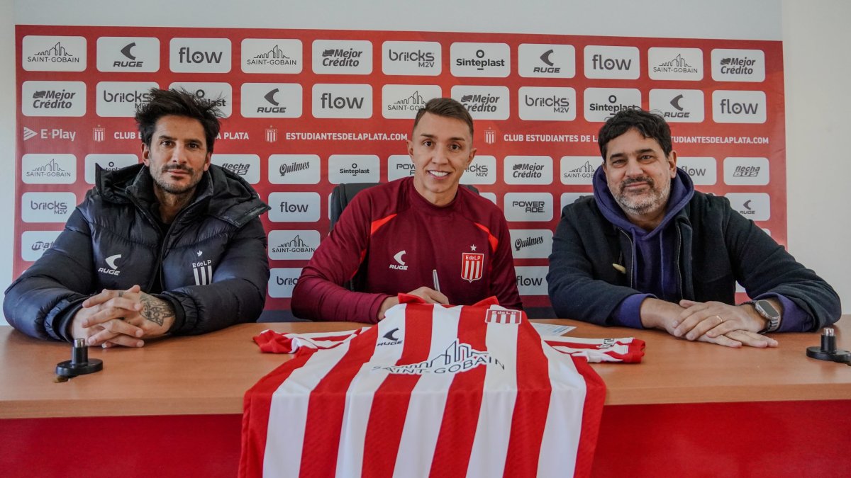 Muslera yeni kulübüne resmen imzayı attı