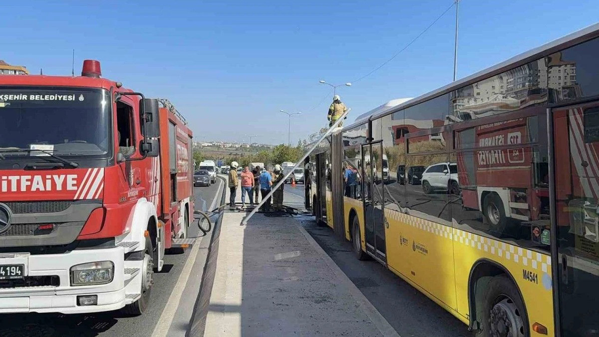 Hareket halindeyken alev aldı: Sultangazi'de İETT otobüsünde çıkan yangın söndürüldü