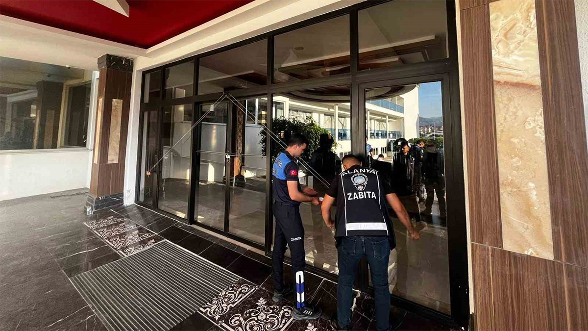 Bu kadarına da pes! Alanya'da ruhsatsız otel 112. kez mühürlendi