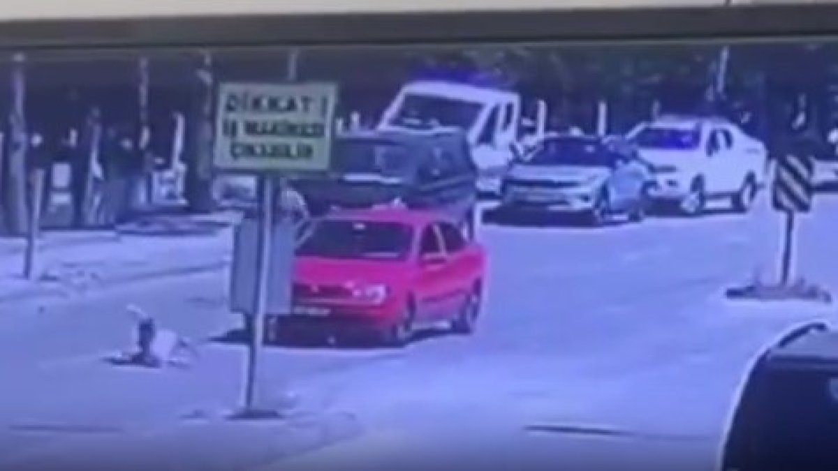 Bolu'da yola aniden çıkan çocuğa otomobil çarptı: Kaza anı kamerada