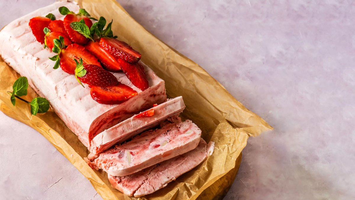 Ne fırın var ne bekleme! 10 dakikada hazır dondurma tadında çilekli parfe ile yaz sıcaklarına tatlı molası verin!