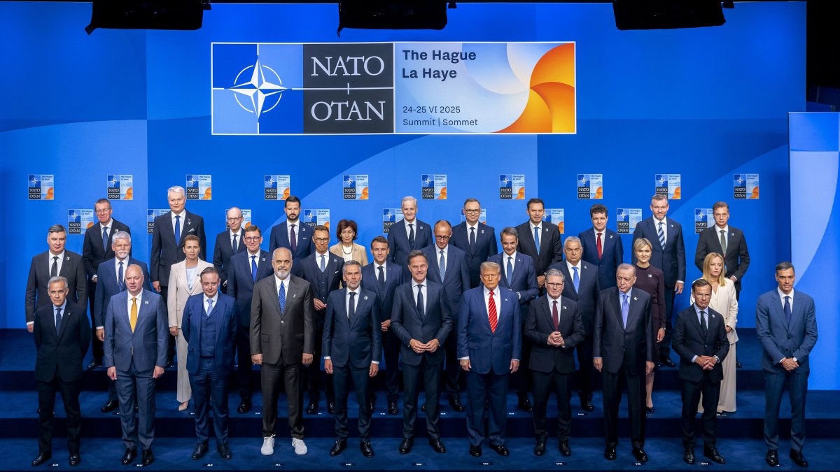 Lahey'de NATO zirvesi öncesi aile fotoğrafı