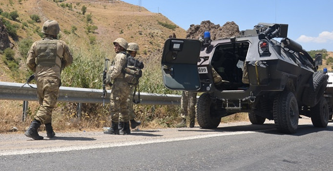 Siirt'te geçici köy korucularına bombalı saldırı: 5 yaralı - Son dakika haberleri