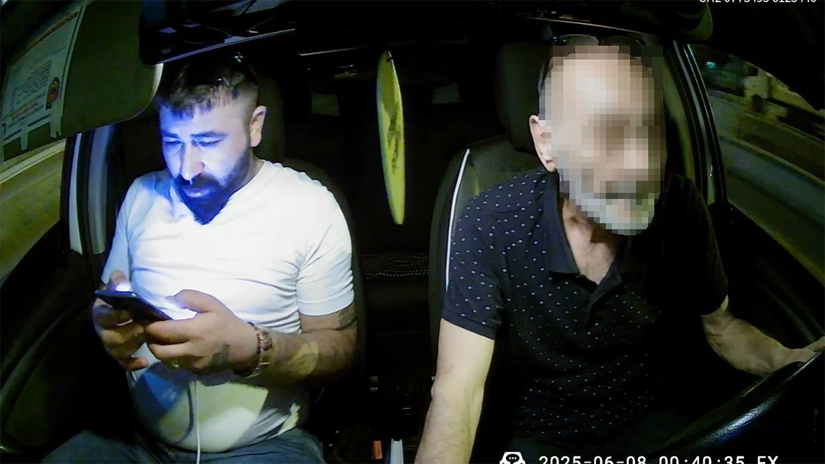 Dehşet anları kamerada! Taksiciyi gasbetti, aracı çalıp kaza yaptı