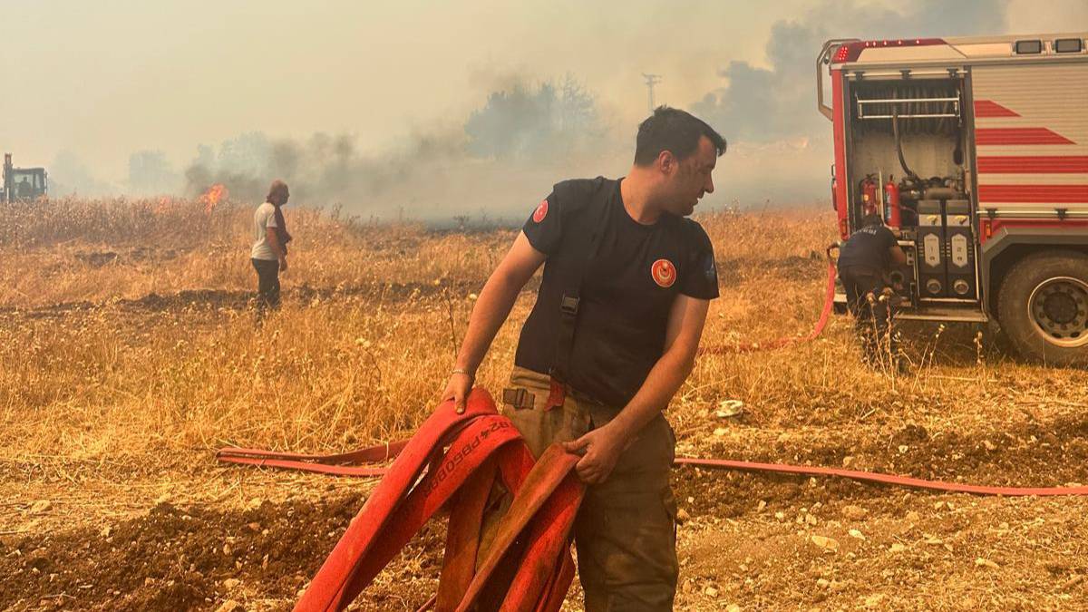 Foça-Aliağa arasında çıkan yangına müdahale sürüyor