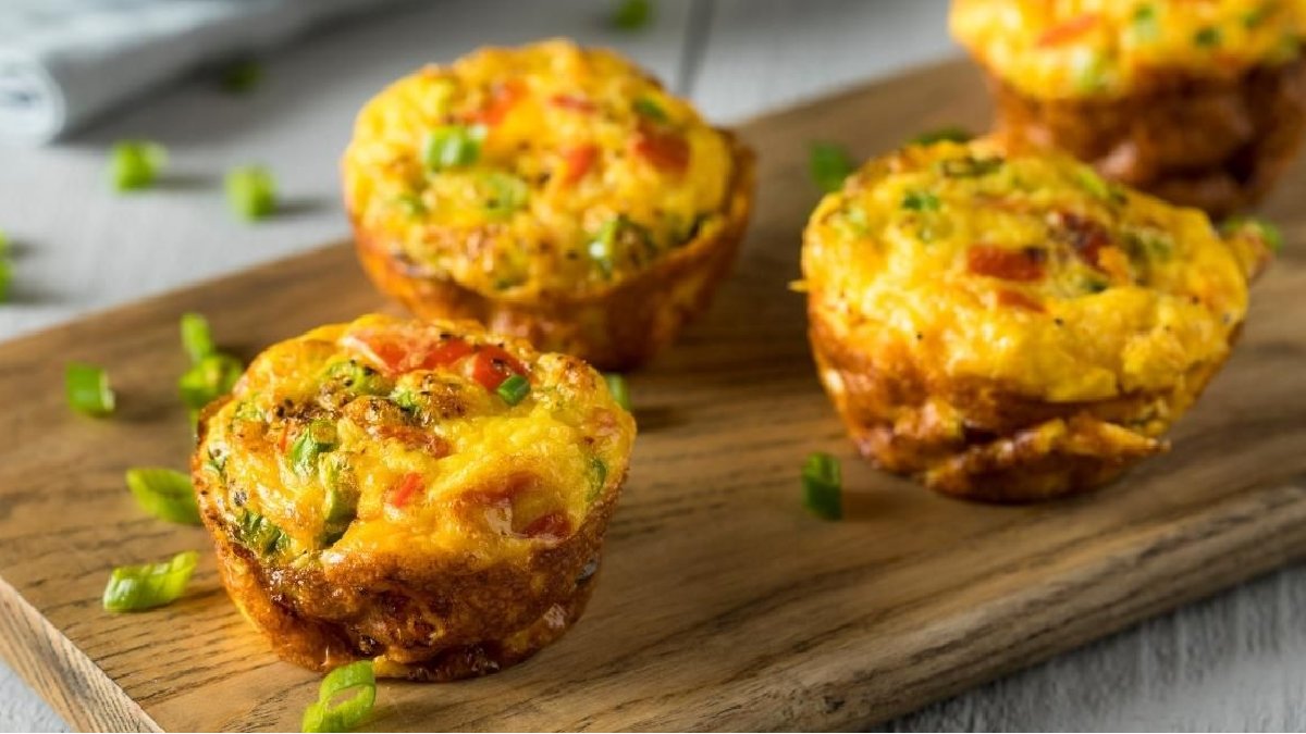 Kahvaltıya şipşak hazır olacak! Hem küçükler hem de büyükler bayılacak: İşte peynirli yumurta muffin tarifi…
