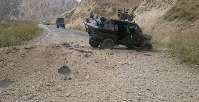 Hakkari-Yüksekova karayolunda askeri araca bombalı saldırı: 1 şehit, 3 yaralı - Son dakika haberleri
