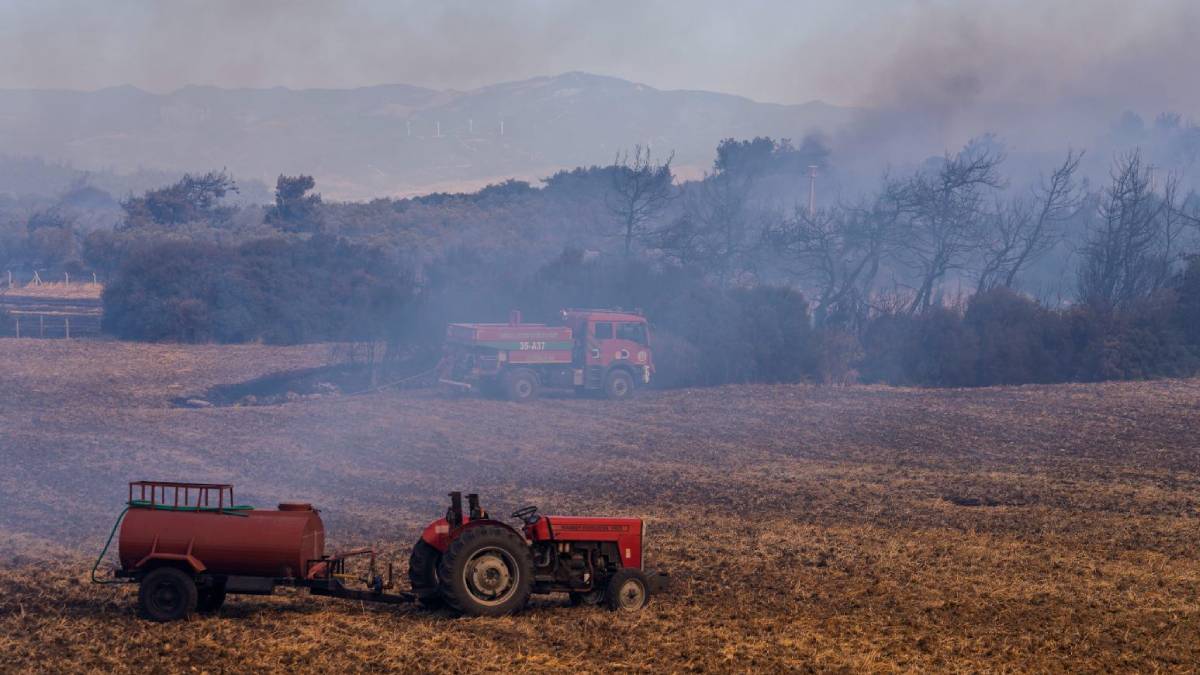 Aliağa ve Foça’da yangınla mücadele sürüyor