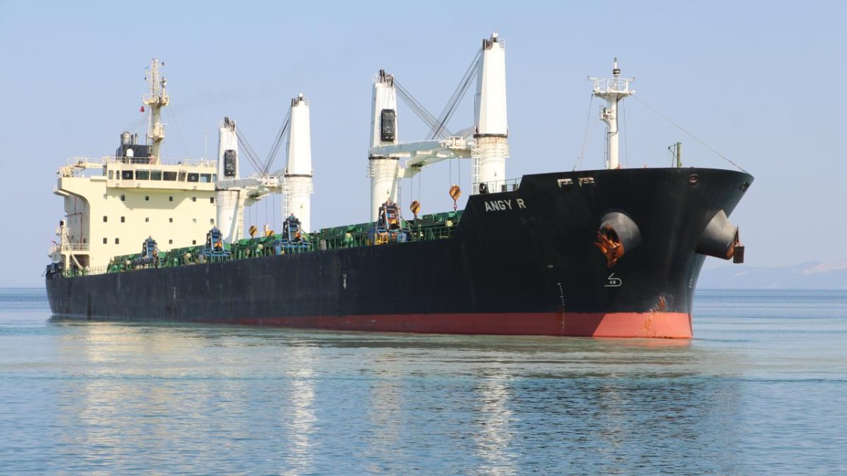 Tekirdağ’da karaya oturan gemi hâlâ kurtarılamadı: Çalışmalara ara verildi