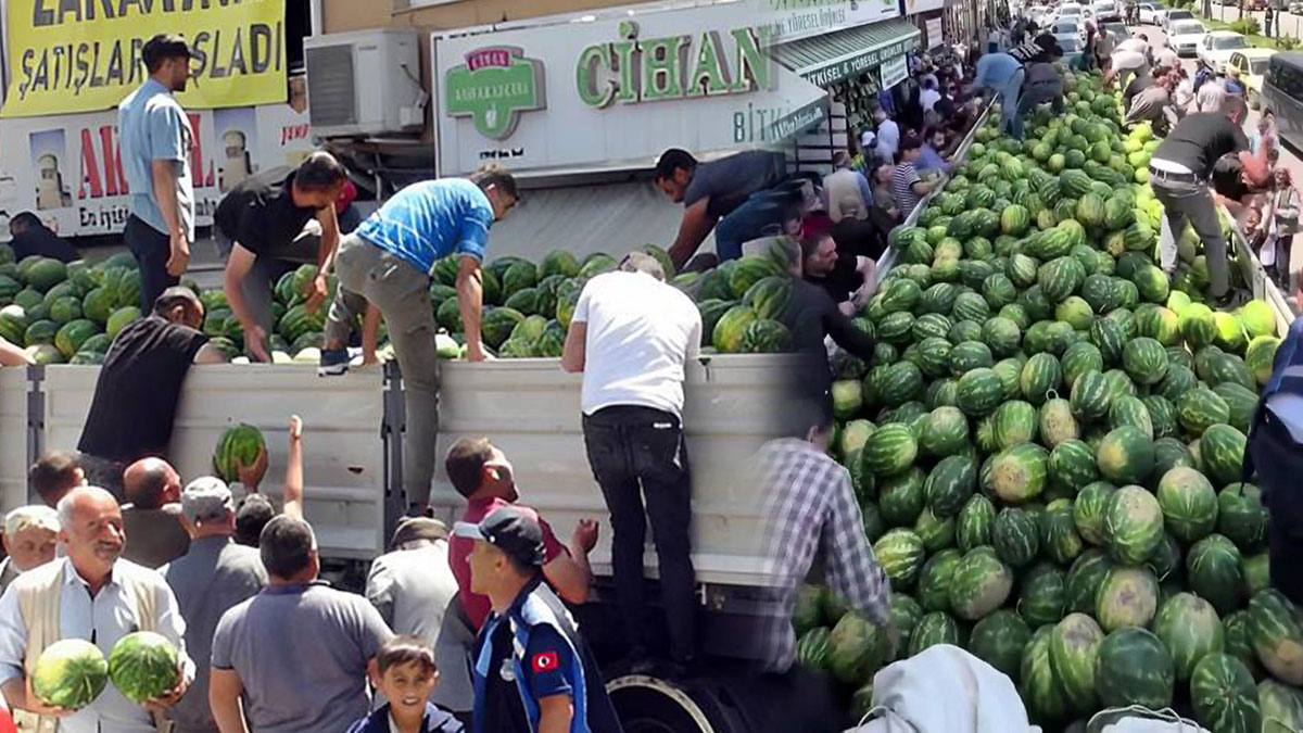 Yok böyle cömertlik: Bu çiftçi kalpleri fethetti! Yazın en tatlı sürprizi kamerada