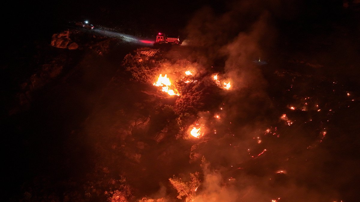 İzmir'de orman yangını: Alevler büyüdü, çok sayıda ev tahliye edildi
