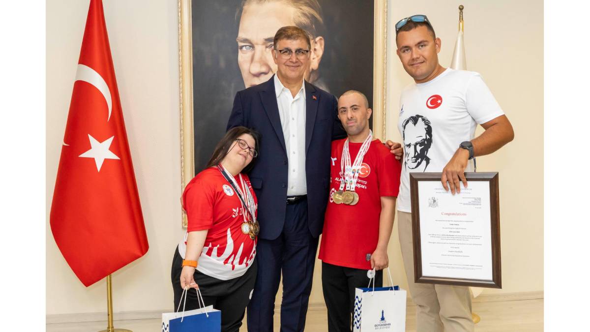 Başkan Tugay, İzmir’in gururu Büyükşehir sporcularını ağırladı