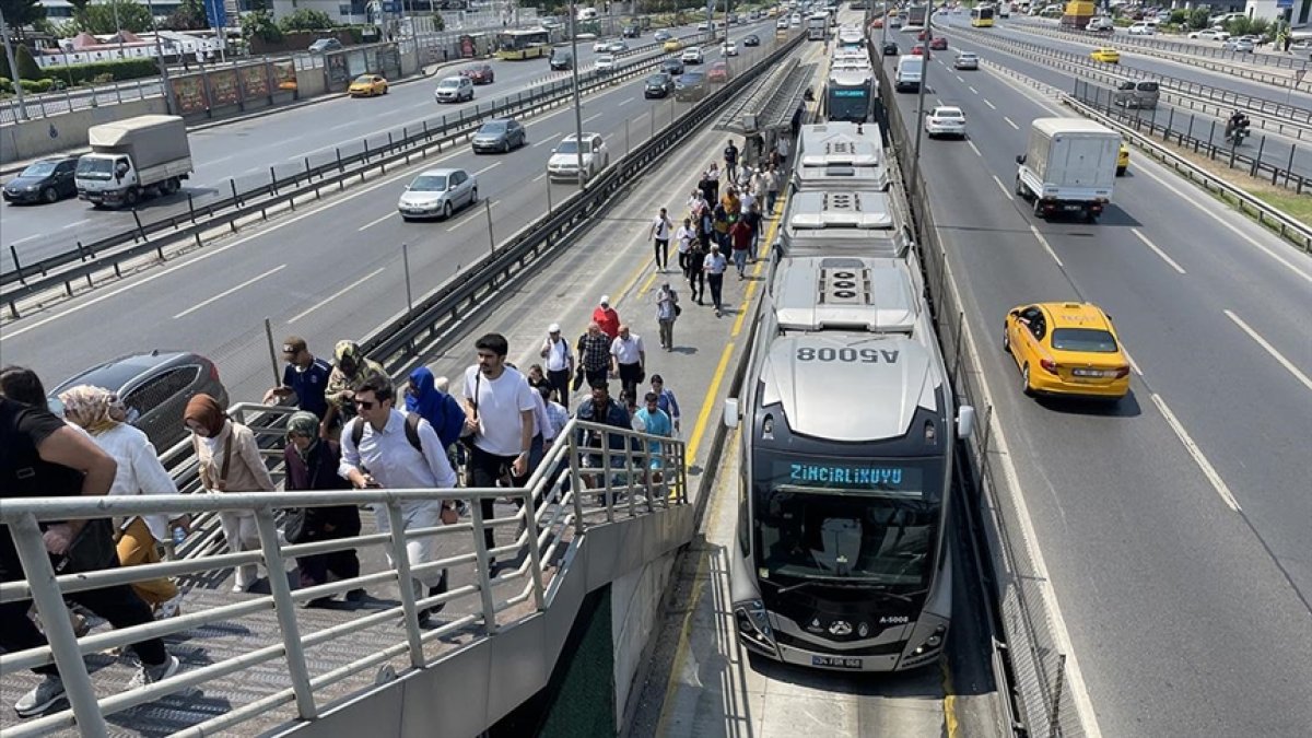 Metrobüste bunu yapanlar yandı: Artık 1406 TL cezası var! Vatandaşlar şikayet etti valilik harekete geçti