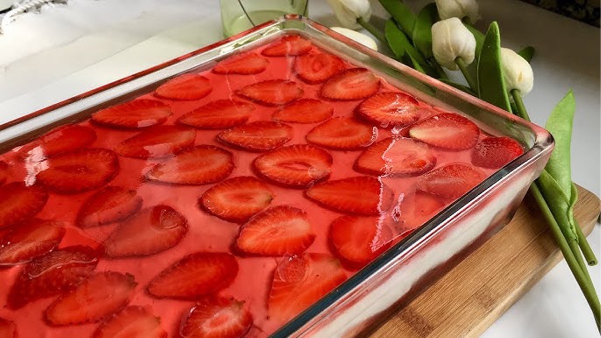 Ne pasta ne muhallebi! Kaşıkla yenen en hafif yaz tatlısı: Çilekli spoonful tarifine bayılacaksınız!